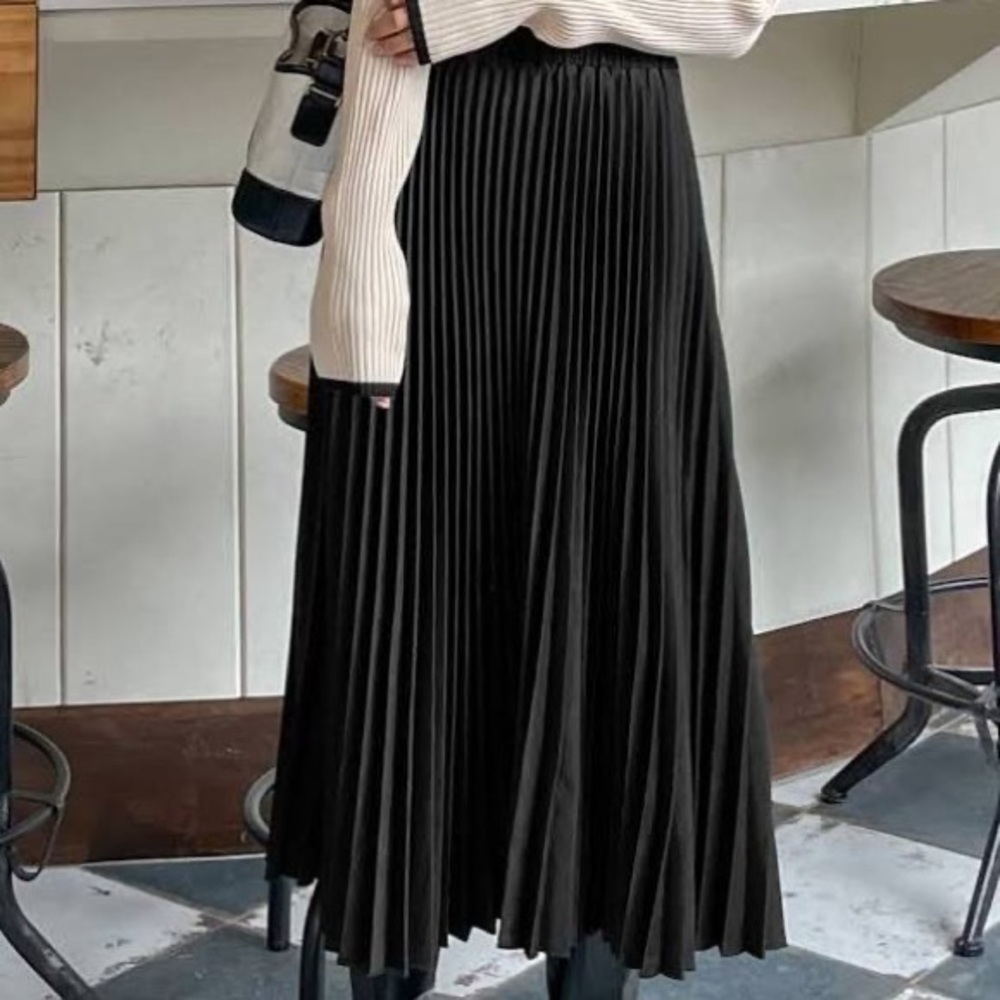 ISO: Long pleated skirt - any color but looking for black!! Size medium or large
